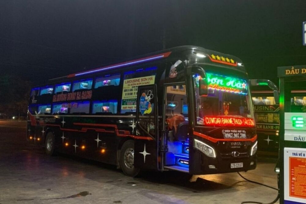 Chuyến xe đêm của Nhà xe Sơn Hà đang di chuyển, đảm bảo an toàn và đúng giờ
