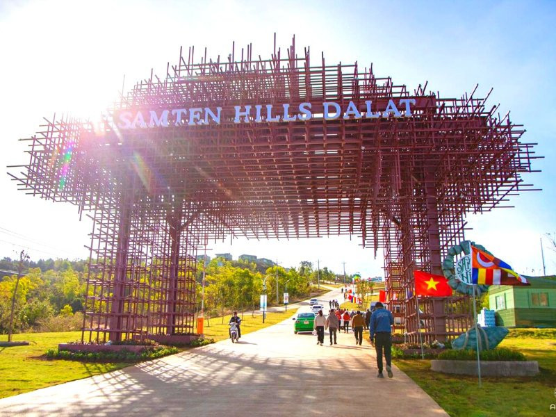 Cổng chào đường lên khu du lịch tâm linh Samten Hills Dalat