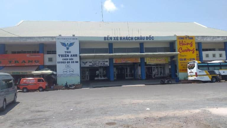 Cổng chính Bến xe khách Châu Đốc và khu vực đón trả khách