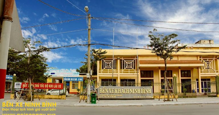 Cổng chính bến xe khách Ninh Bình đón khách