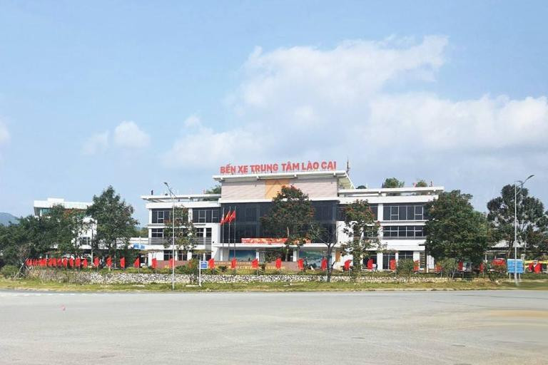 Cổng chính Bến xe Trung tâm Lào Cai với kiến trúc hiện đại