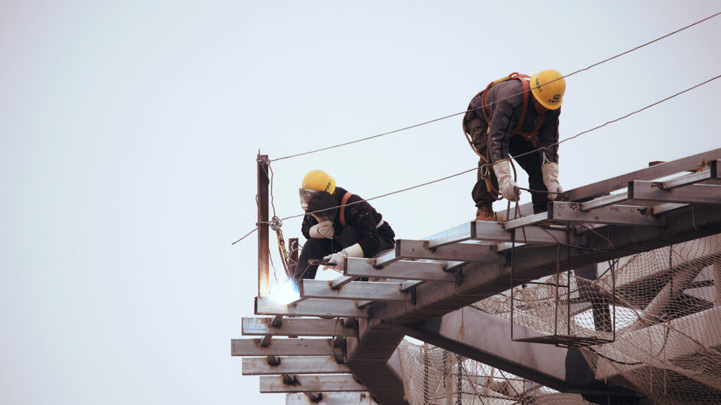 Công nhân làm việc trên công trường xây dựng tiềm ẩn nhiều tai nạn