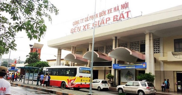 Cổng vào Bến xe Giáp Bát nhộn nhịp
