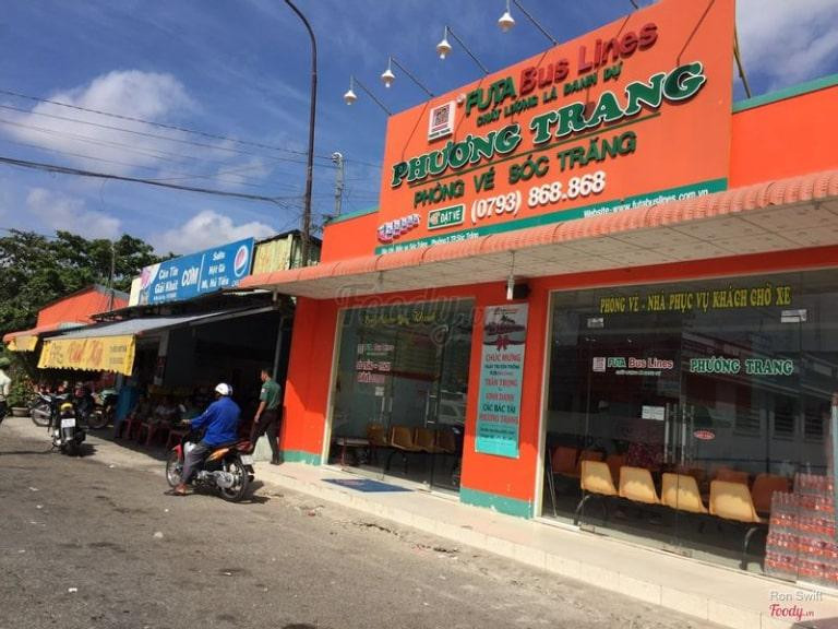 Cổng vào Bến xe Sóc Tróc Năng trên đường Lê Duẩn