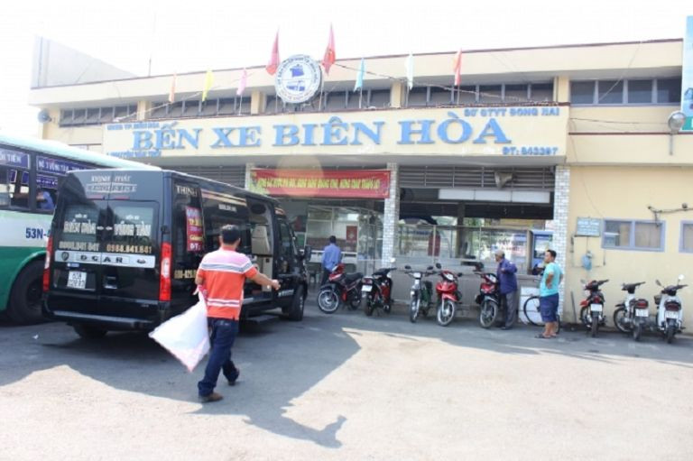 Cổng vào và khu vực đón khách tại bến xe khách Biên Hòa