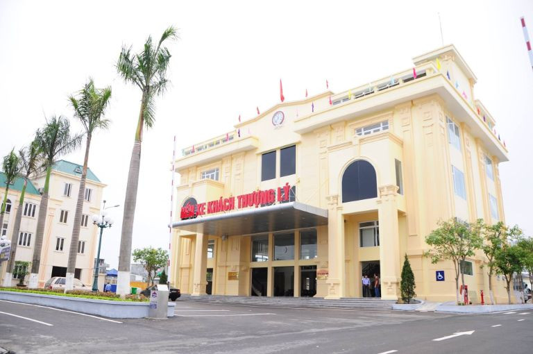 Cổng vào và tòa nhà hành chính Bến xe khách Thượng Lý