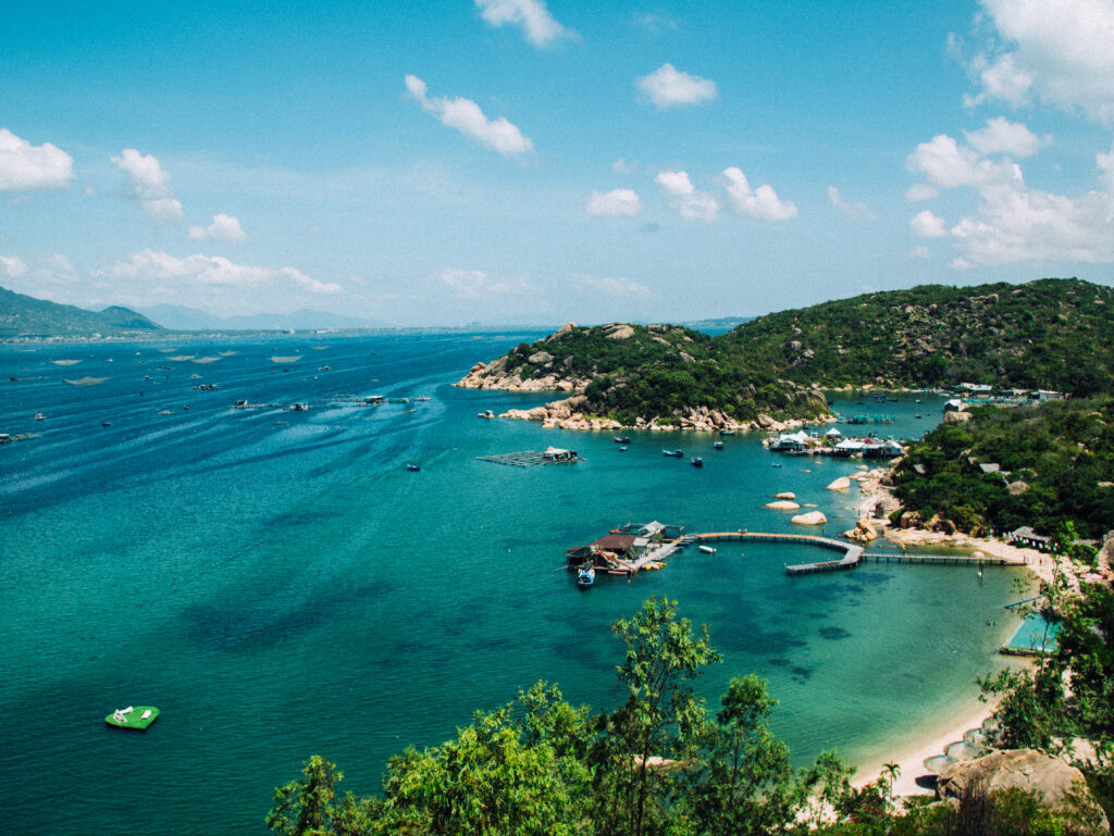 Cung đường ven biển Cam Ranh Vĩnh Hy với cảnh sắc đa dạng lý tưởng cho phượt ô tô