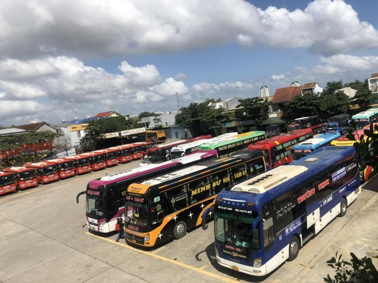 Đa dạng các phương tiện vận chuyển tại Bến xe phía Nam Huế