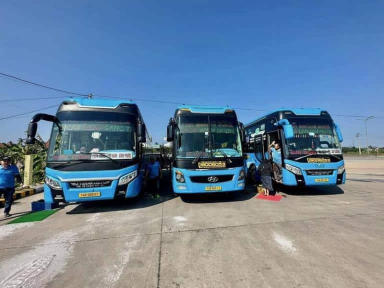 Đa dạng loại hình phương tiện tại Bến xe Lộc Ninh