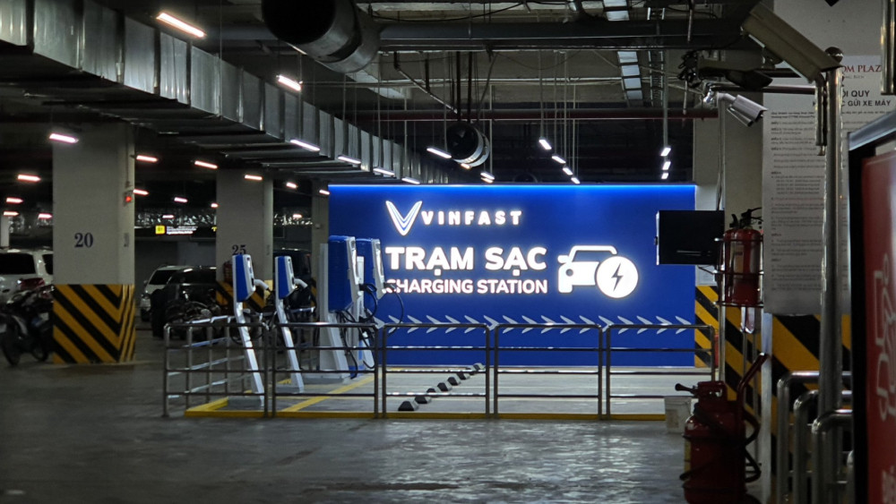 Đại diện các bên hợp tác phát triển mạng lưới trạm sạc xe điện VinFast