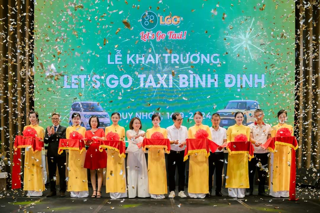 Đại diện Let's Go Taxi Quy Nhơn trao tặng quỹ thiện nguyện Đom Đóm.