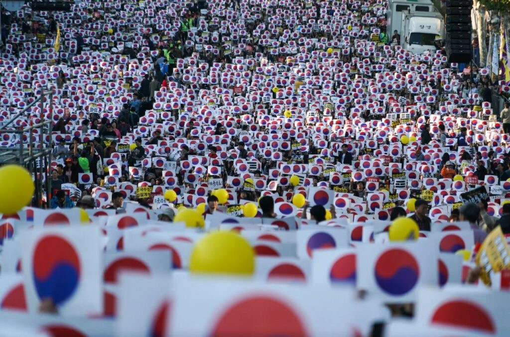 Đám đông biểu tình trên đường phố Seoul, minh họa tầm quan trọng của an toàn cá nhân khi du lịch Hàn Quốc