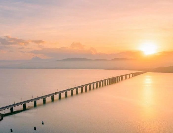 Cầu vượt biển bắt qua đầm