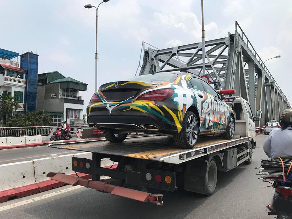 Dán decal xe ô tô sai quy định có thể bị xử phạt hành chính