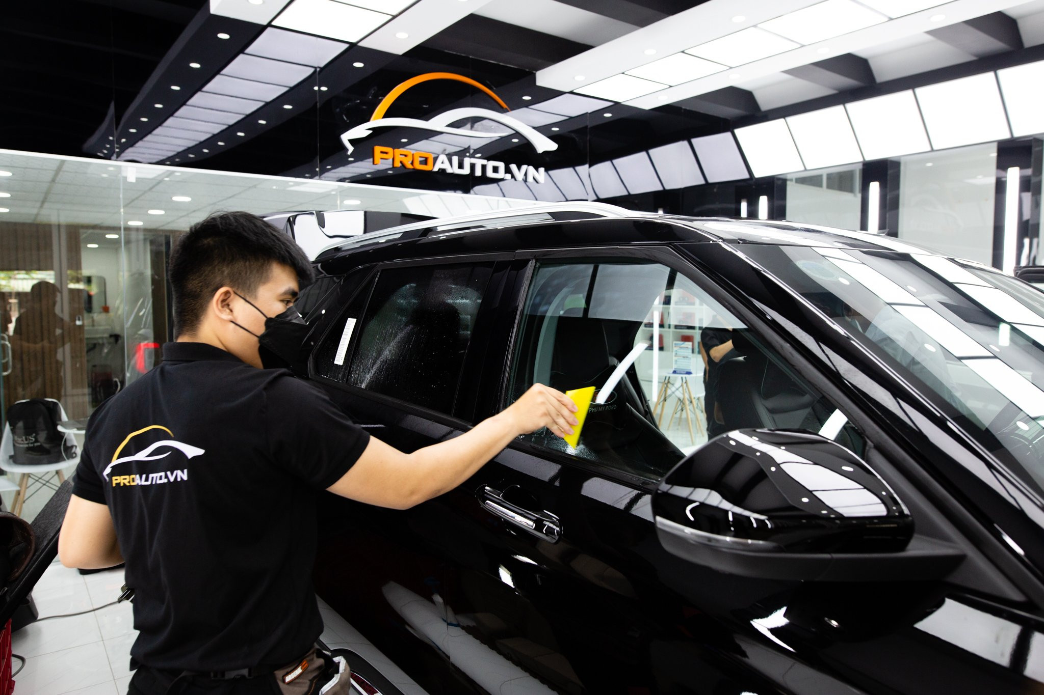 Dán phim cách nhiệt cho xe ô tô mang lại không gian mát mẻ