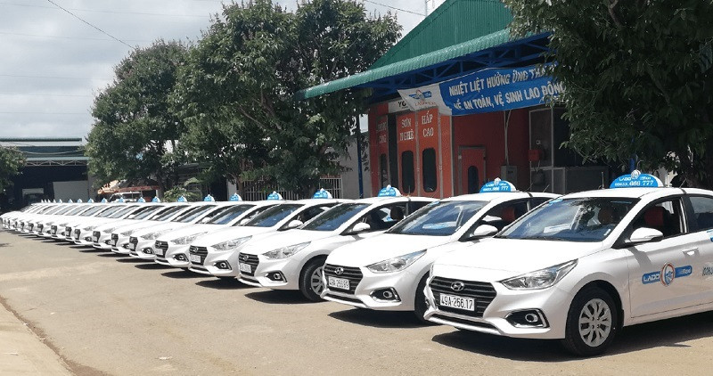 Dàn xe điện của Lado Taxi Quy Nhơn, thể hiện sự hiện đại và thân thiện môi trường, giúp khách hàng dễ dàng tìm kiếm số điện thoại taxi Quy Nhơn cho chuyến đi xanh.
