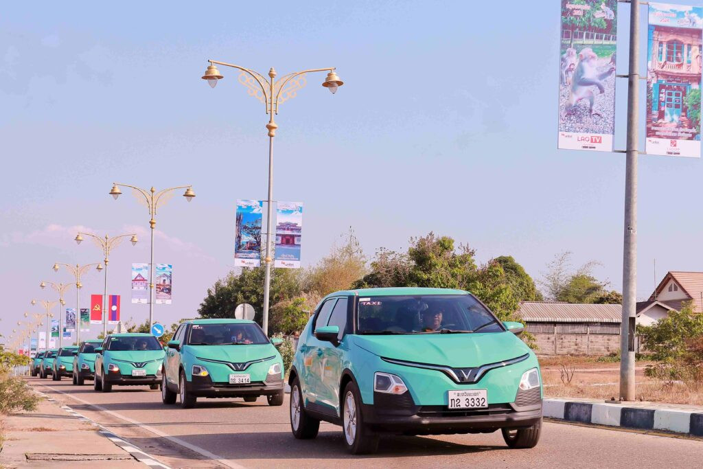 Dàn xe điện mới xếp hàng tại bãi đỗ, sẵn sàng phục vụ nhu cầu di chuyển của khách hàng, phản ánh sự đầu tư vào xe điện