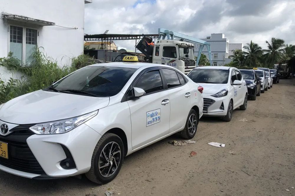 Dàn xe hiện đại của taxi Miền Tây, sẵn sàng phục vụ mọi nhu cầu di chuyển của khách hàng tại Gò Công