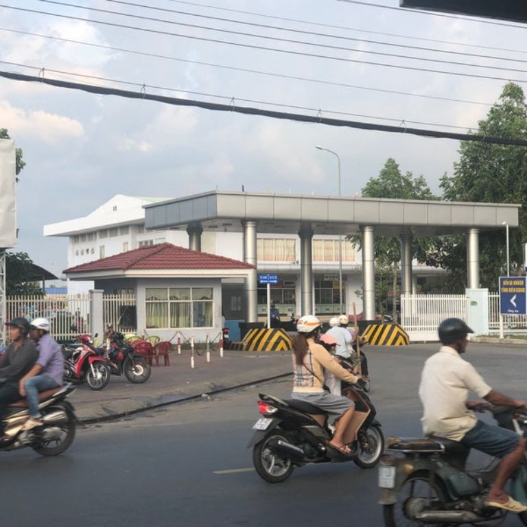 Dàn xe khách chất lượng cao đang đậu tại bến xe Rạch Giá sẵn sàng khởi hành