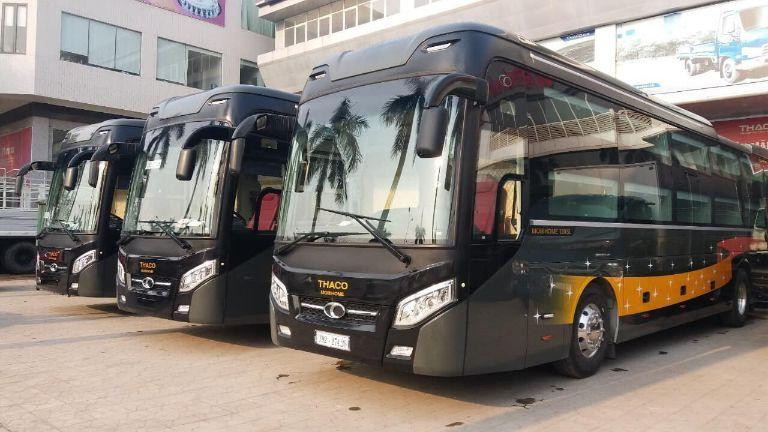 Dàn xe khách chất lượng cao tại bến xe phía Đông Vinh chuẩn bị khởi hành
