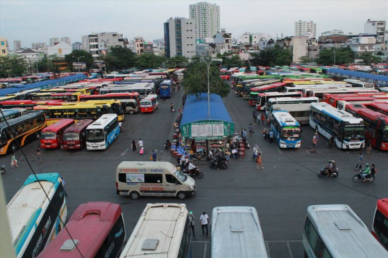 Dàn xe khách sẵn sàng phục vụ tại Bến xe Nước Ngầm