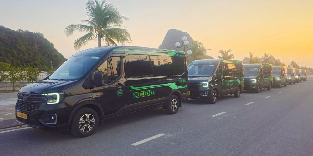 Dàn xe limousine cao cấp phục vụ hành khách của Taxi Vân Đồn Xanh khi đến Hạ Long.