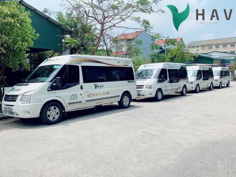 Dàn xe limousine chất lượng của HAV Travel đón khách tại sân bay Đà Nẵng