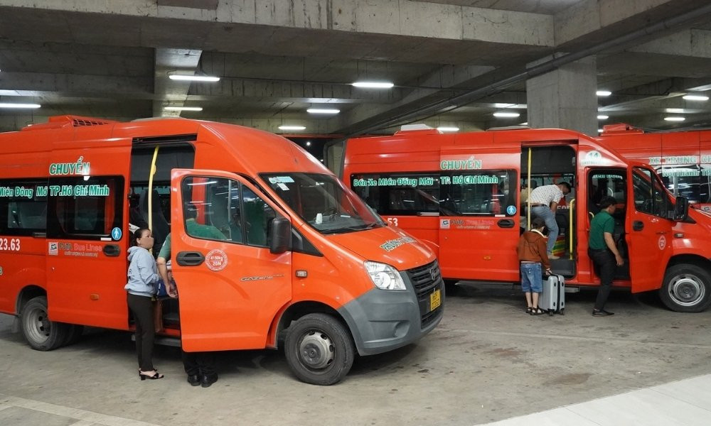 Dàn xe Phương Trang màu cam đậu trên đường, cho thấy sự sẵn sàng phục vụ