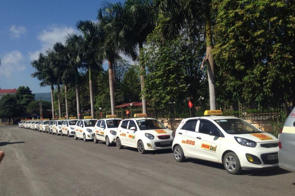Dàn xe taxi 4 chỗ của Taxi Phượng Hoàng sẵn sàng phục vụ khách hàng tại Hòa Bình