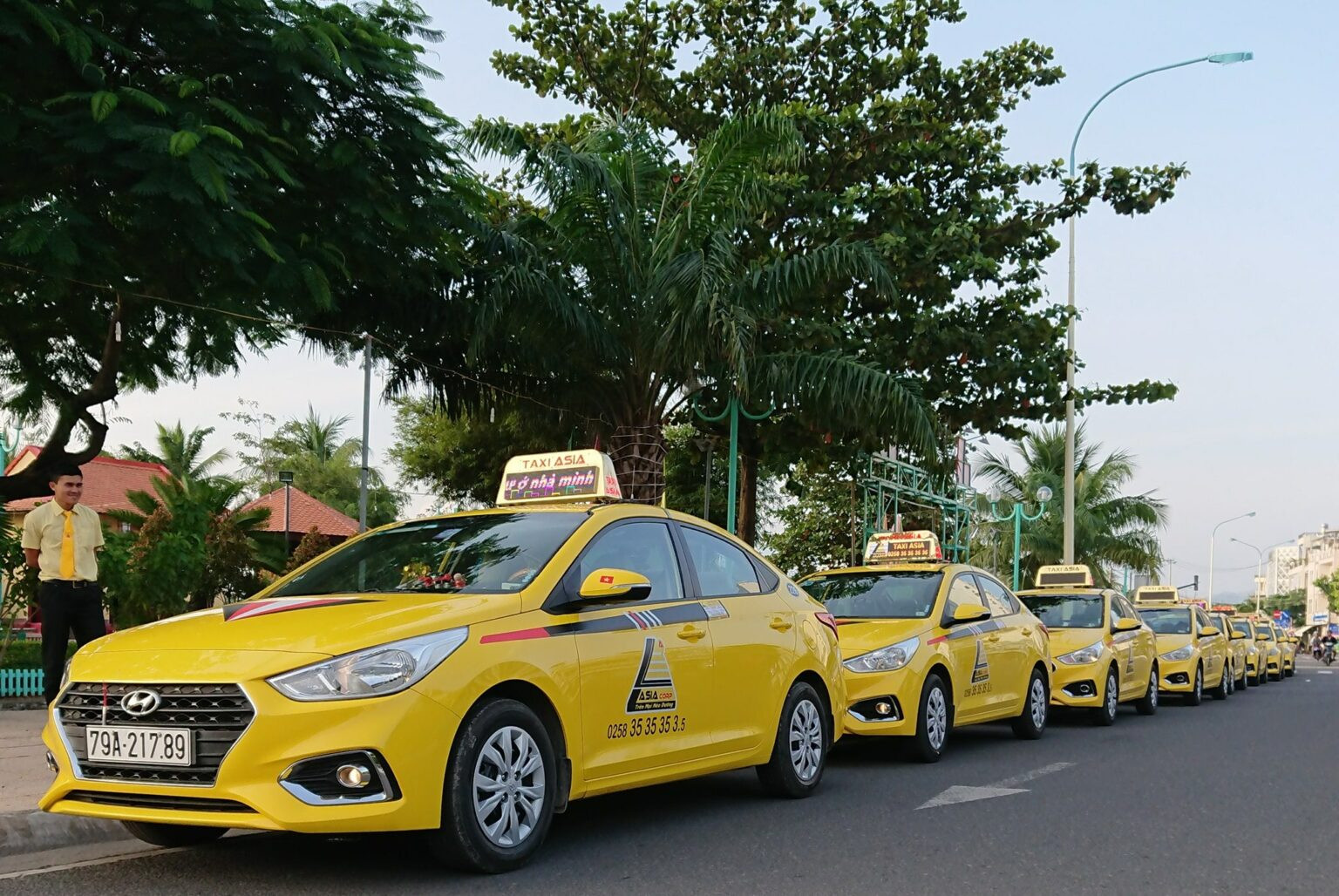 Dàn xe taxi Asia (taxi vàng) xếp hàng tại điểm đón khách ở Nha Trang