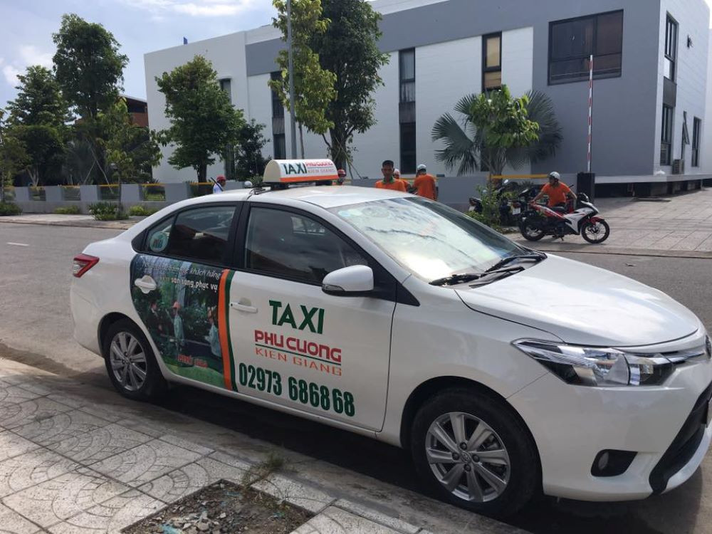 Dàn xe taxi đậu trên con đường rộng rãi