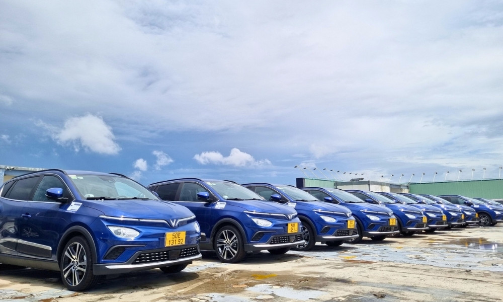 Dàn xe taxi điện ASV Airports màu xanh đang đỗ tại sân bay, sẵn sàng phục vụ