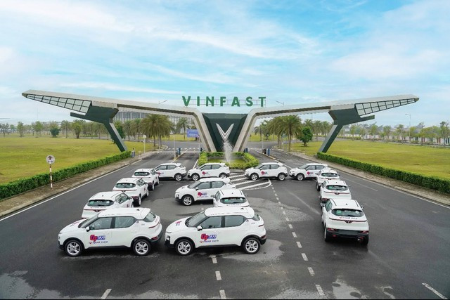 Dàn xe taxi điện VinFast VF 5 trắng và đại diện Công ty Cổ phần Quản lý G7 Taxi ký kết hợp tác.