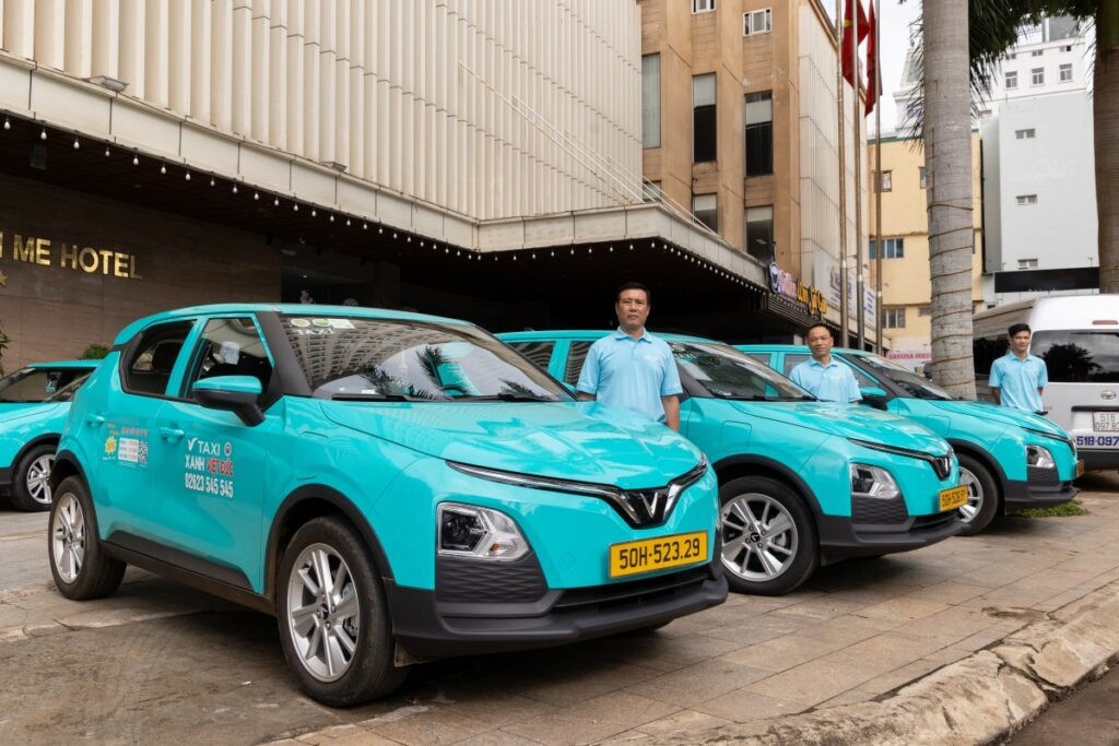 Dàn xe taxi điện VinFast VF e34 và VF 5 màu xanh đặc trưng của Taxi Xanh Việt Đức sẵn sàng phục vụ khách hàng.