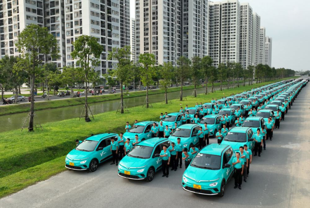 Dàn xe taxi điện Xanh SM màu xanh ngọc bích trên đường phố Tân Biên