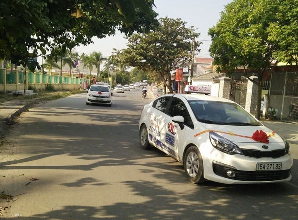 Dàn xe taxi Dũng Lương Vĩnh Bảo hùng hậu luôn sẵn sàng đáp ứng mọi nhu cầu của người dân địa phương và du khách.