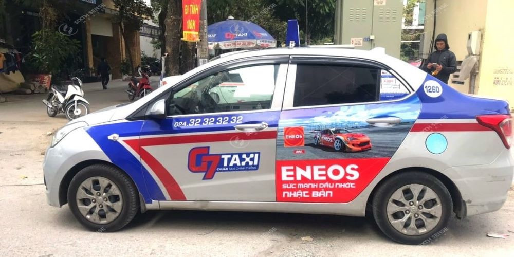 Dàn xe taxi G7 màu xanh lá cây đỗ thành hàng, thể hiện đội xe đa dạng và quy mô lớn của hãng