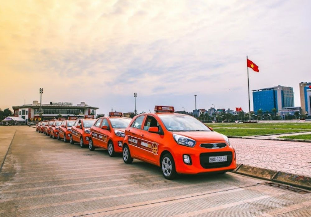 Dàn xe taxi Hồng Hải màu trắng mới tinh, biểu tượng của dịch vụ taxi chất lượng cao ở Hiệp Hòa