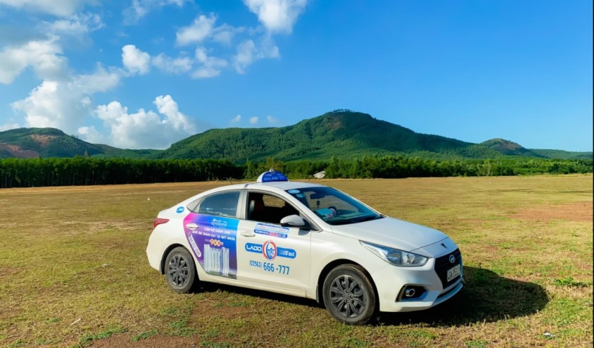 Dàn xe Taxi Lado màu trắng đỗ hàng dọc