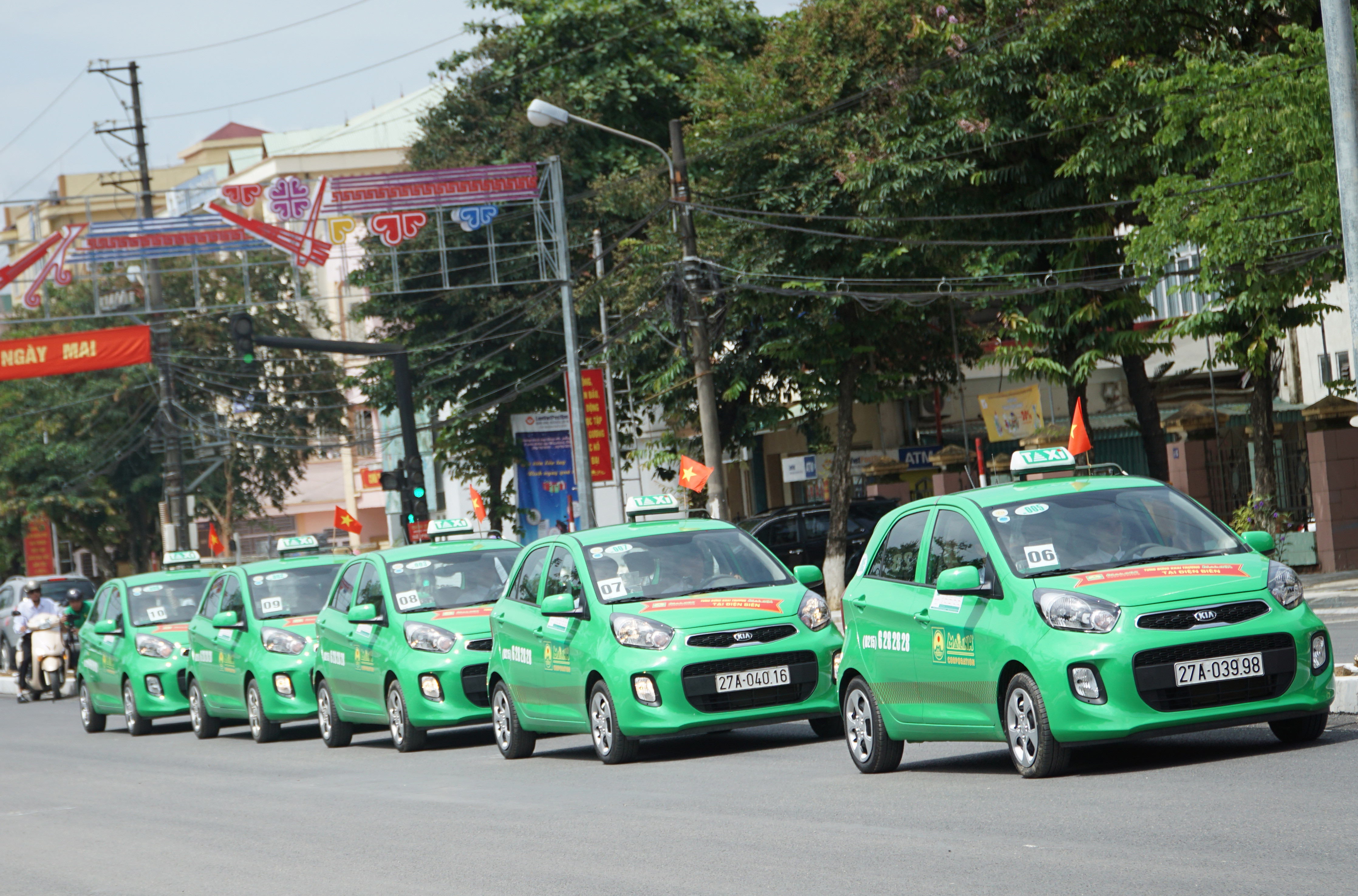 Dàn xe taxi Mai Linh hoạt động trên đường phố thành phố Điện Biên Phủ