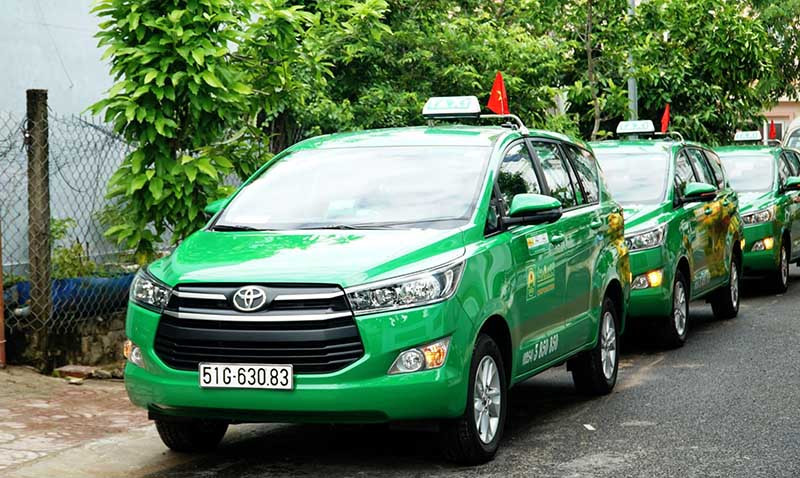 Dàn xe taxi Mai Linh hoạt động trên đường phố