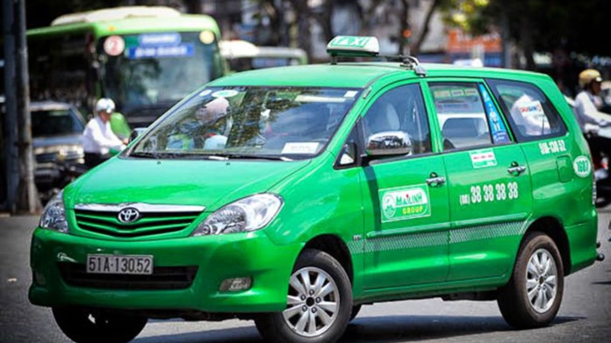 Dàn xe taxi Mai Linh màu xanh lá cây tại TP. Phú Quốc, biểu tượng của dịch vụ đáng tin cậy