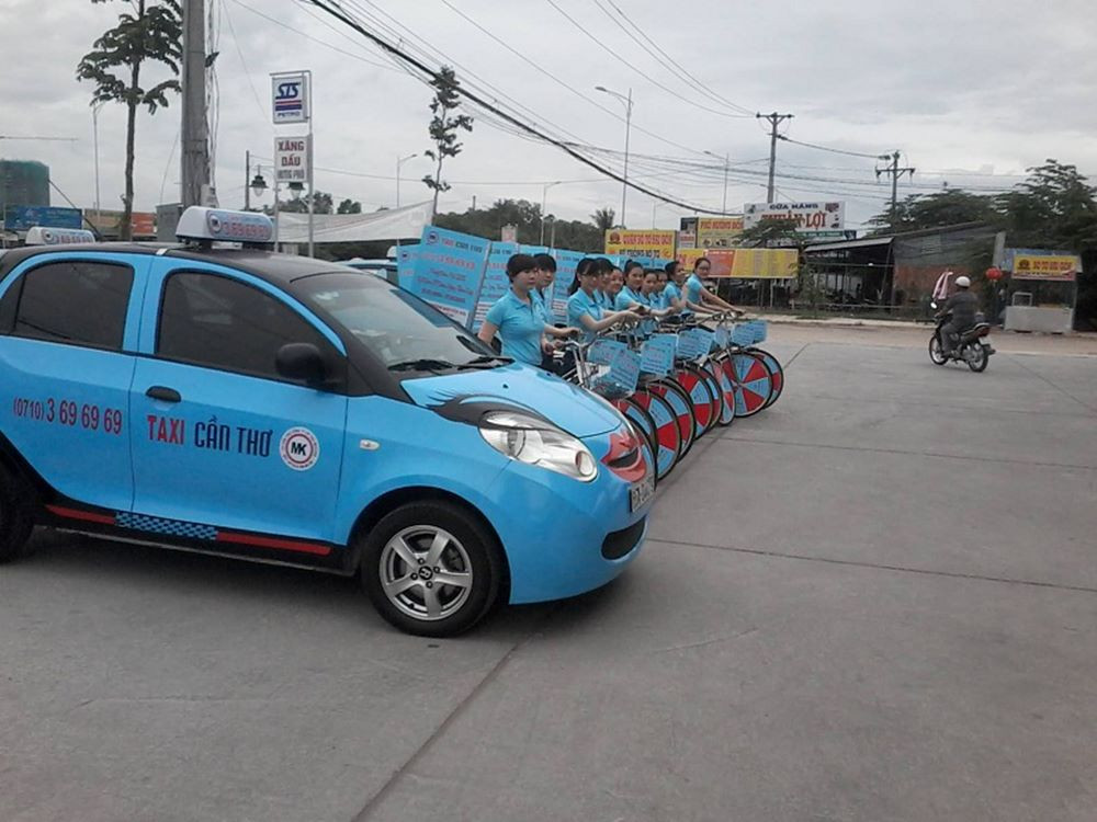 Dàn xe taxi Mekong màu xanh nổi bật trên đường phố Cần Thơ, phục vụ nhu cầu giá rẻ