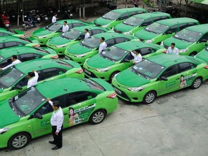 Dàn xe taxi Open 99 màu vàng xanh, biểu tượng của dịch vụ taxi giá rẻ Long An chất lượng