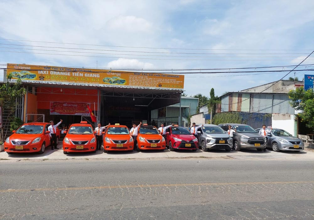 Dàn xe taxi Orange màu cam nổi bật tại Tiền Giang, mang đến trải nghiệm di chuyển thoải mái