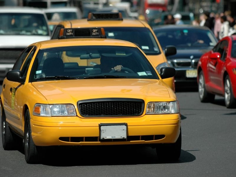 Dàn xe taxi phục vụ khách hàng tại Long An