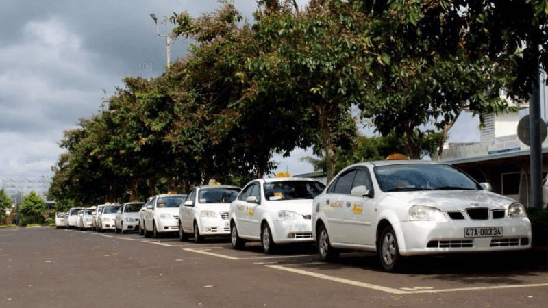 Dàn xe taxi Quyết Tiến Buôn Ma Thuột sẵn sàng phục vụ taxi sân bay BMT.