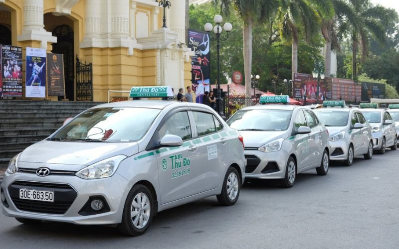 Dàn xe taxi Thủ Đô màu xanh dương, một trong những số xe taxi Hà Nội giá bình dân được yêu thích