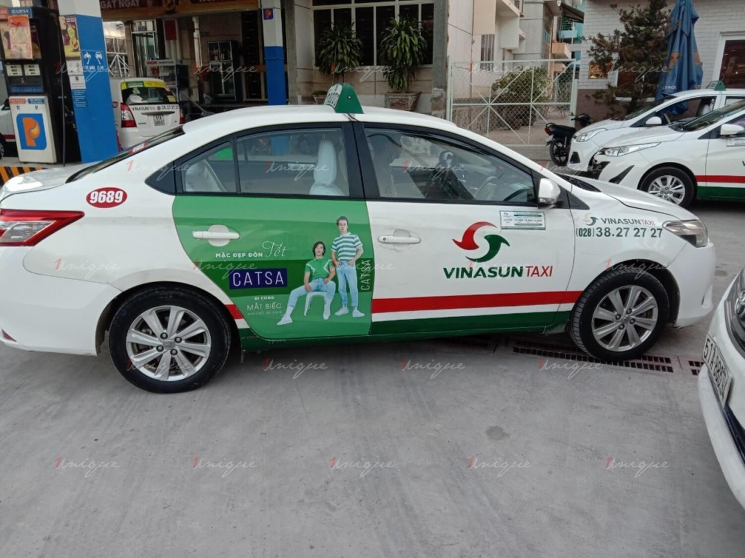 Dàn xe taxi Vinasun màu trắng sẵn sàng phục vụ du khách tại Phú Quốc