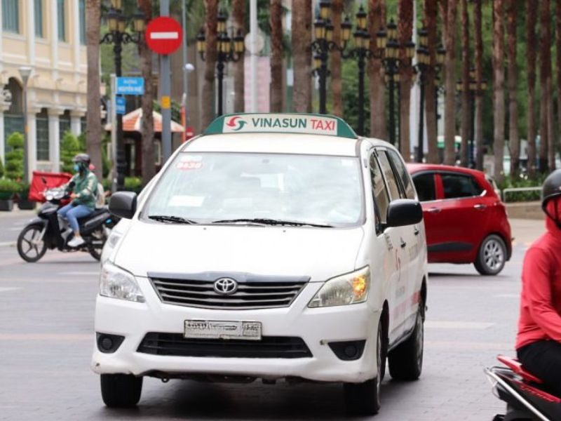 Dàn xe taxi Vinasun màu trắng xếp hàng, thể hiện sự sẵn sàng phục vụ **taxi Sun Tiền Giang**